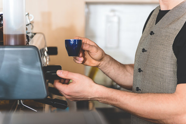 咖啡师正在做一杯热饮图片下载