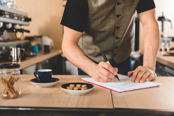 工人在为准备饮料做笔记图片下载