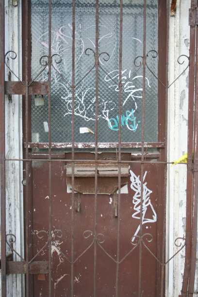 涂鸦封闭的门。图片下载