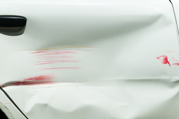 汽车交通事故中白色车门被漆成红色。关闭了。图片下载