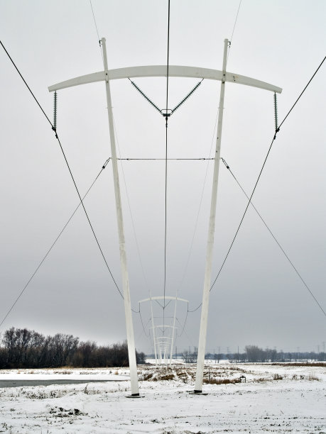 雪景上的高压电线塔图片下载