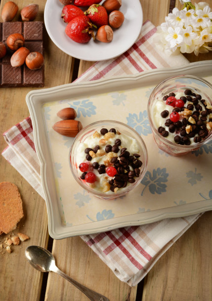 草莓甜点，海绵蛋糕和香草奶油图片下载