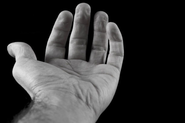 在黑色背景下，双手张开图片下载