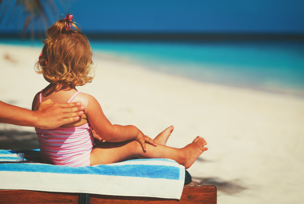 防晒——母亲在孩子肩膀上涂防晒霜图片下载