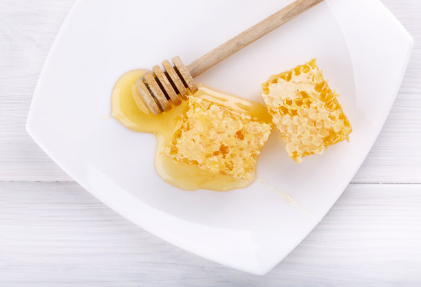 蜂蜜与蜂蜜在白色的顶部视图素材图片