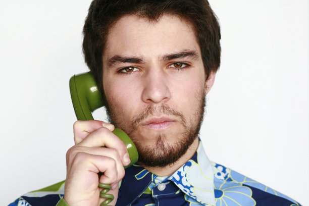 年轻人在打电话。图片下载