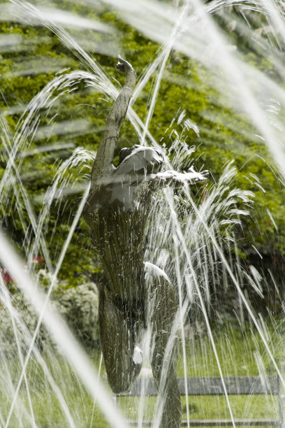 女人雕塑喷泉。图片下载