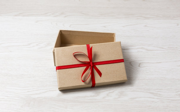 发现与红色蝴蝶结在木制背景的古董礼盒图片下载