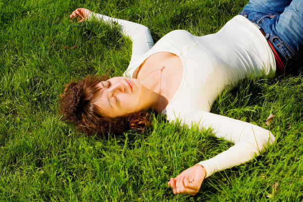 女孩正在草地上休息图片下载