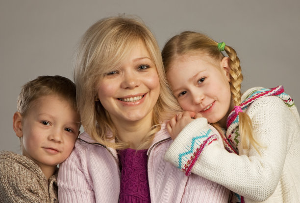 带着孩子的幸福女人图片下载