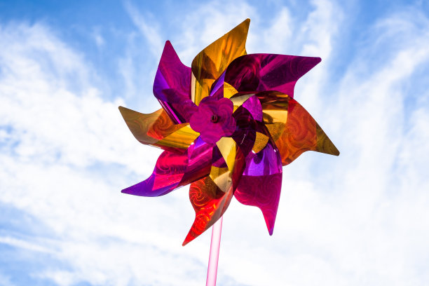 彩色的风筝映衬天空的背景图片下载