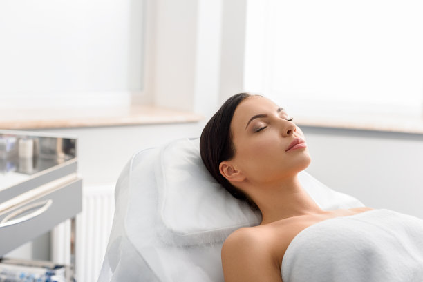 平静的年轻女子躺在诊所素材图片