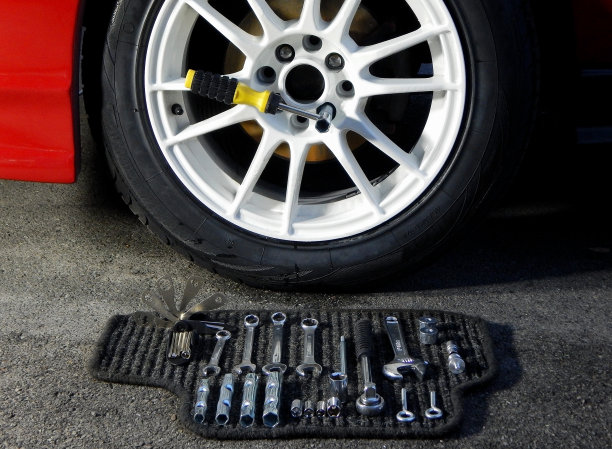 检查圆盘弯曲和车轮调整的工具和设备图片下载