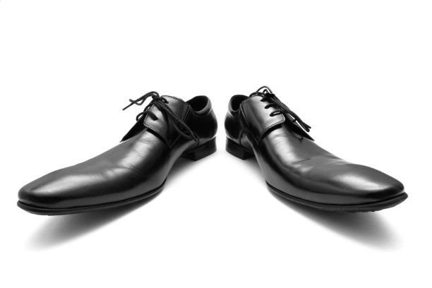 经典闪亮的黑色男士鞋。广角照片图片下载