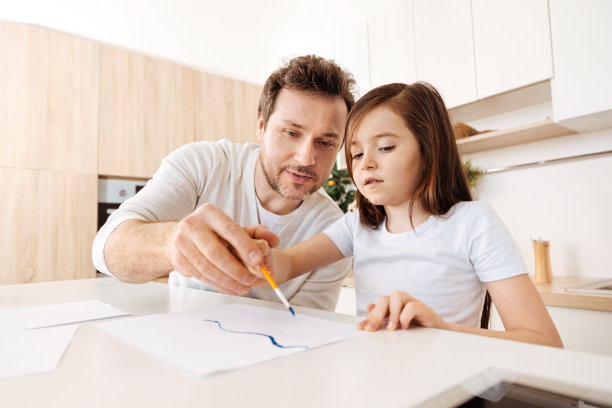 慈爱的父亲用刷子牵着女儿的手图片下载