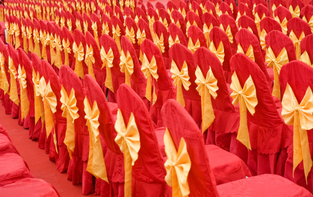 带蝴蝶结的红椅子图片下载