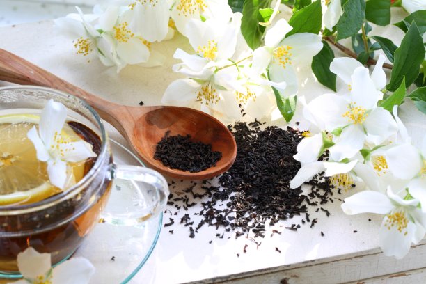 白色木桌上放着茉莉花茶图片下载