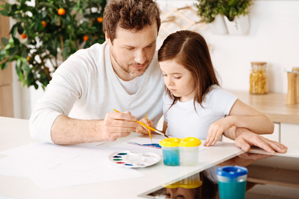 慈爱的父亲和女儿一起作画图片下载