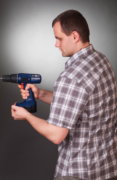 手持钻子的人图片下载