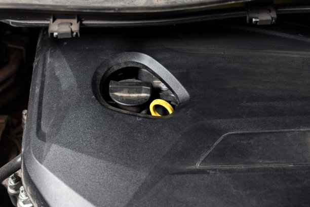 汽车引擎盖下的图片。发动机，油和液体膨胀罐图片下载