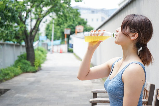 年轻女子在运动中保持水分图片下载