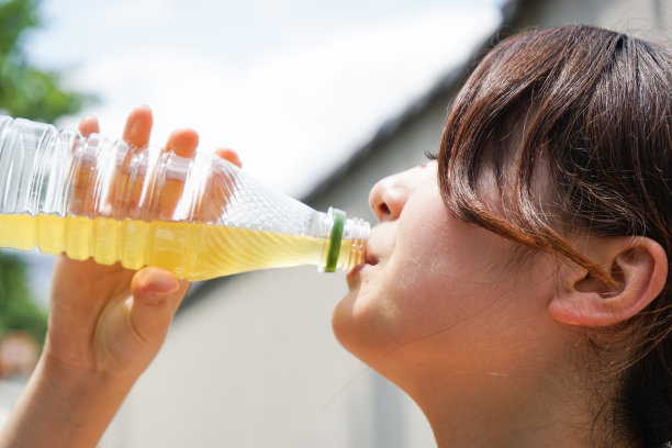 年轻女子在运动中保持水分图片下载