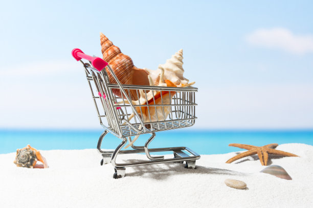 夏季购物。在海滩上做生意和卖东西。白沙上的马车图片下载