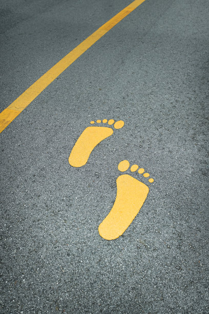 柏油路上的行人标志图片下载