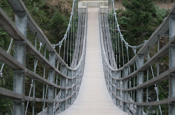 挂在格里博街的桥上图片下载