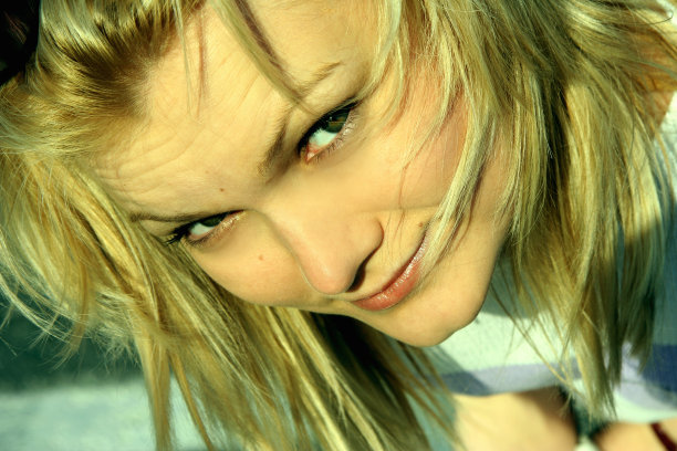 金发迷人的女人图片下载