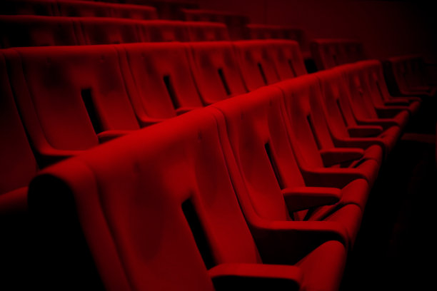 旁边是空荡荡的红色影院座位图片下载