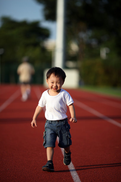 在体育场奔跑的孩子XXXL图片下载