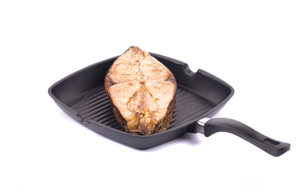 平底锅上烤鲤鱼排。图片下载