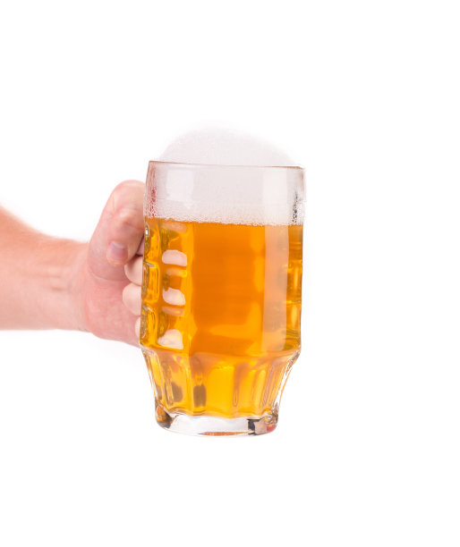 一大杯带泡沫的啤酒。图片下载