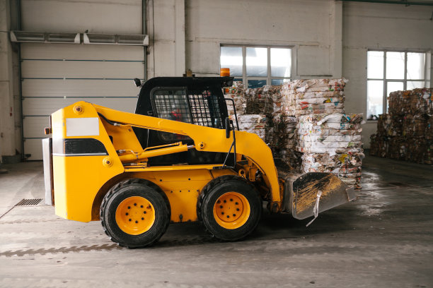 一台工业机器正在工厂中穿行。废物处理厂。废物循环再造及贮存以作进一步弃置。废物分类和处理业务。图片下载