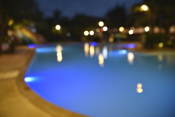 黄昏游泳池散焦图片下载