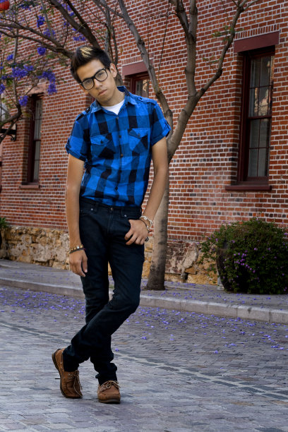 站在路中间的西班牙裔少年图片下载