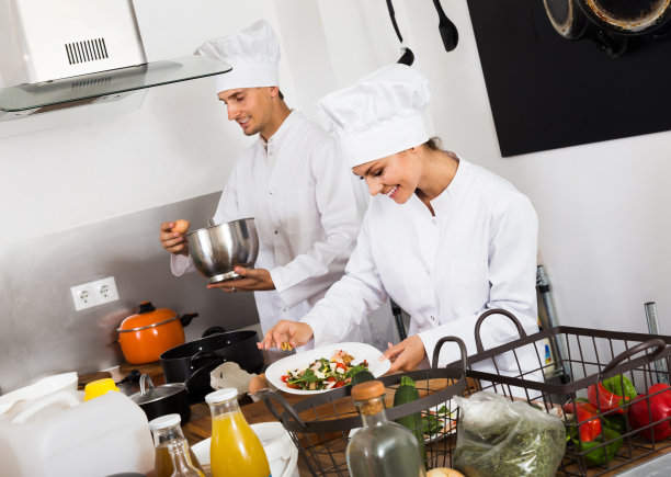 成熟的女厨师拿着盘子图片下载