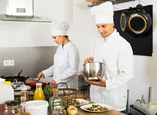 两位厨师烹饪食物图片下载