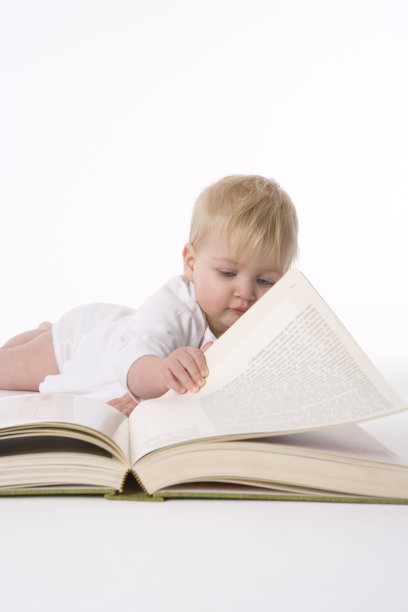 小女孩在读一本厚厚的书图片下载