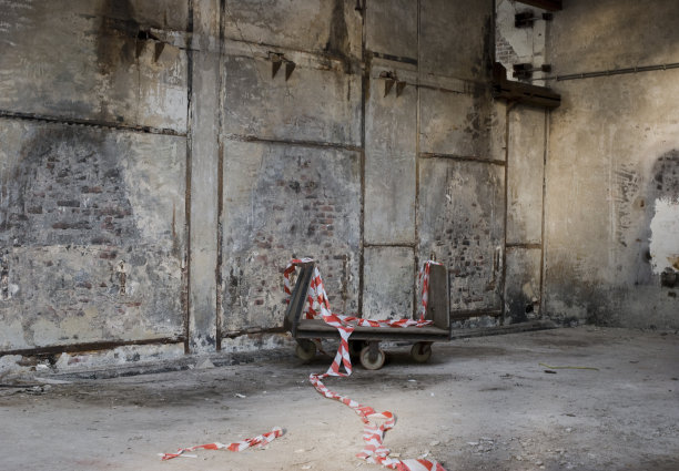 废弃的手推车在旧工厂图片下载