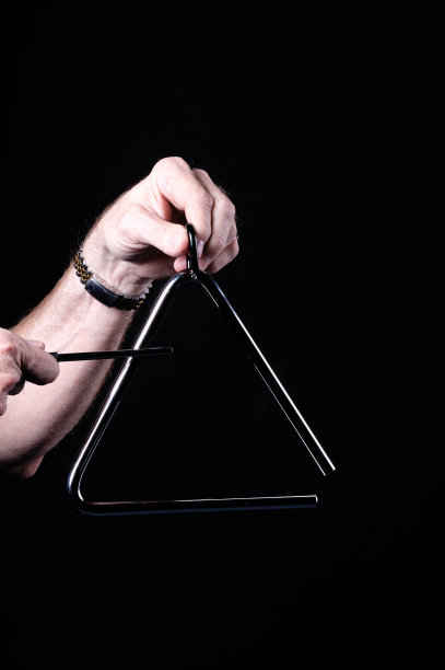 三角形孤立在黑色上图片下载