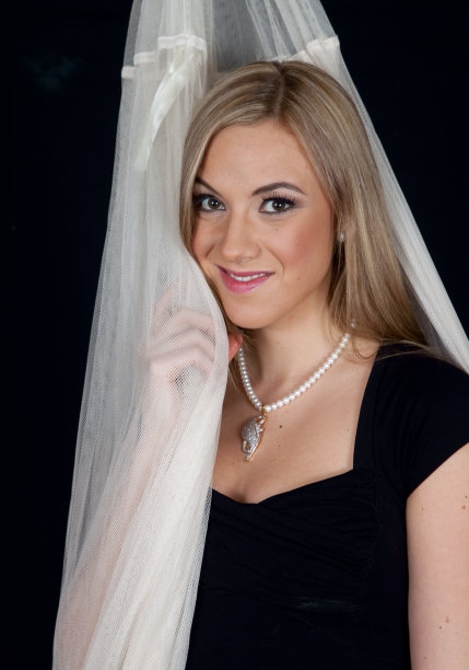 漂亮的金发，戴着透明窗帘图片下载