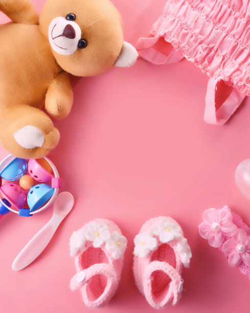 彩色柔软的婴儿玩具在粉红色的背景与复制空间，顶视图。图片下载