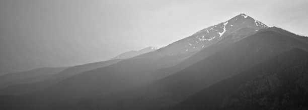 山上的雨图片下载