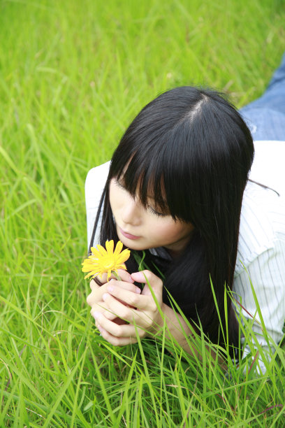 草原,可爱的女孩图片下载