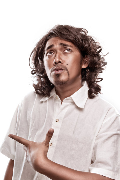 长发男子用手指指明方向图片下载