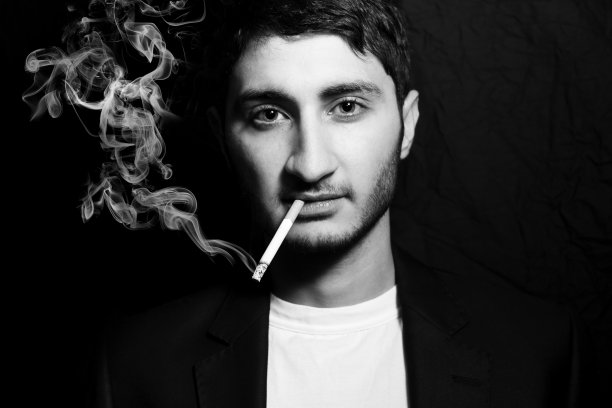 抽烟的男人图片下载