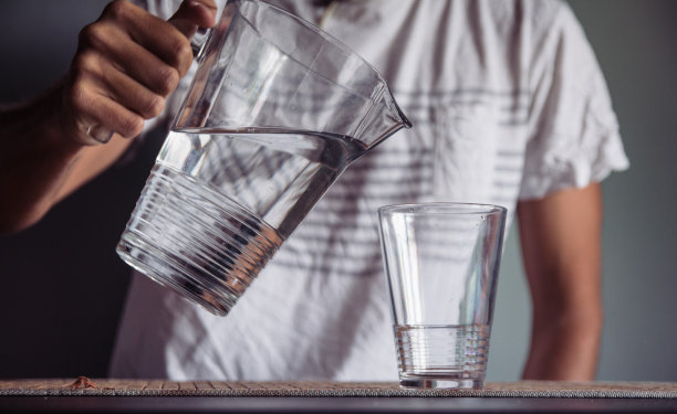 从水罐里倒水的人图片下载