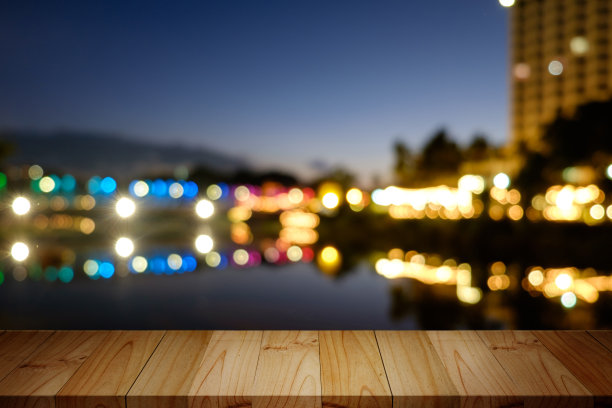 空的木头桌面和模糊的黑夜背景。图片下载